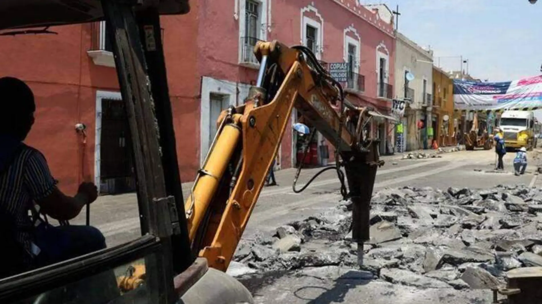 Las calles que registran mayor atraso en las obras de rehabilitación vial en el Centro Histórico son debido a que se demoraron las intervenciones de Agua de Puebla